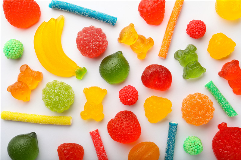 Naše gumové gumy se dodávají v různých lahodných příchutích včetně pomeranče, jahody a hroznů.