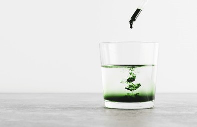 Flüssigkeit-Chlorophyll-Glas-Wasser-Superfood